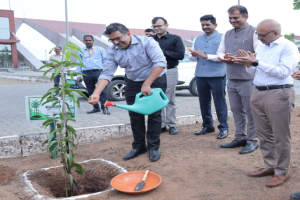 JNPA SEZ का दौरा और वृक्षारोपण